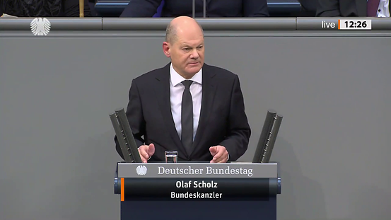 Bundeskanzler Scholz am Rednerpult im Bundestag