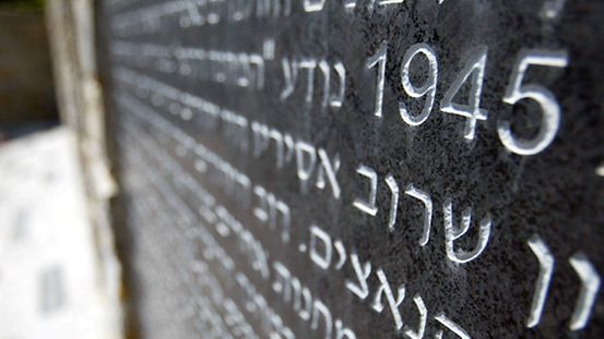 Ein Gedenkstein erinnert an das jüdische Sonderlager, das sich 1938/39 auf dem westlichen Teil des Appellplatzes im KZ-Buchenwald befand. Foto: picture-alliance/dpa