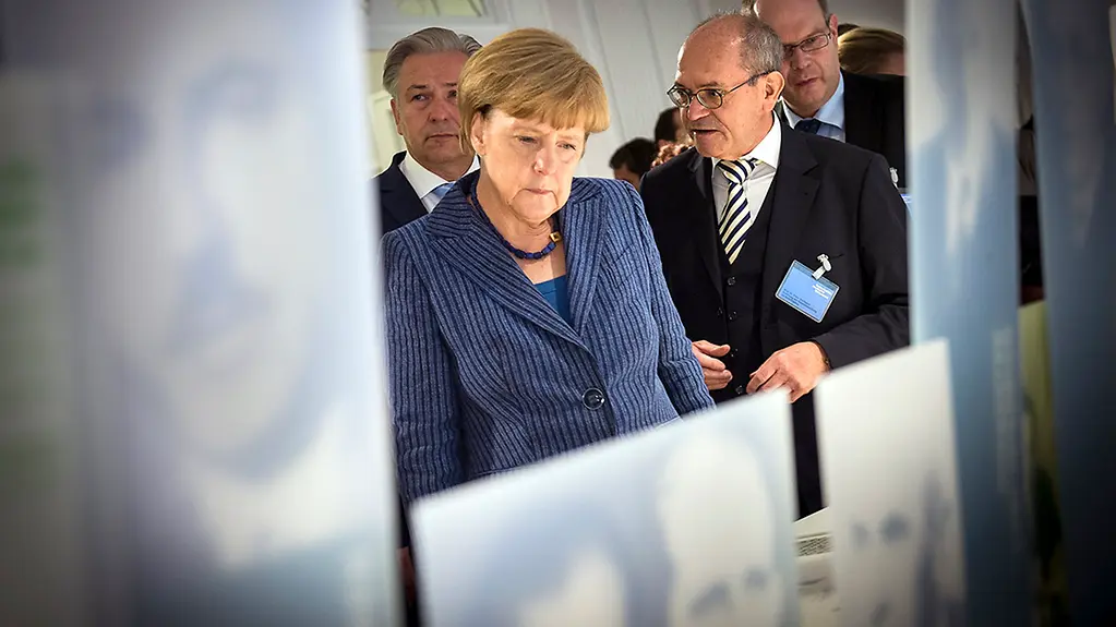 Bundeskanzlerin Angela Merkel sieht sich die neue Dauerausstellung der Gedenkstätte Deutscher Widerstand an.
