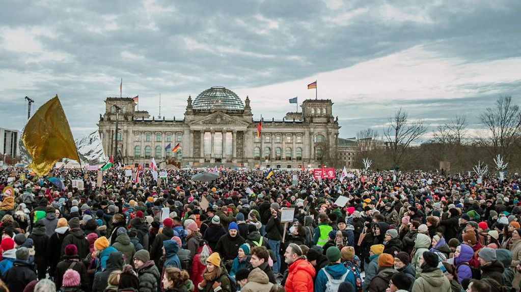 Demonstration vor dem Berliner Reichstag