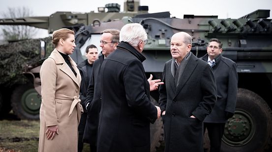 Le chancelier fédéral Olaf Scholz et le ministre fédéral de la Défense Boris Pistorius chez Rheinmetall