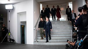 Bundeskanzler Olaf Scholz und Wolodymyr Selenskyj, ukrainischer Präsident, kommen im Bundeskanzleramt eine Treppe hinunter.