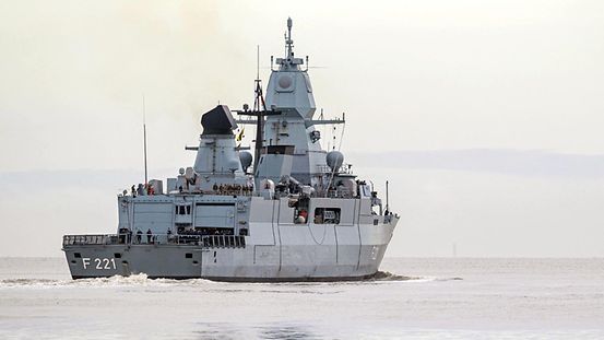 Die Fregatte "Hessen", ein Schiff der Bundeswehr sticht in See.