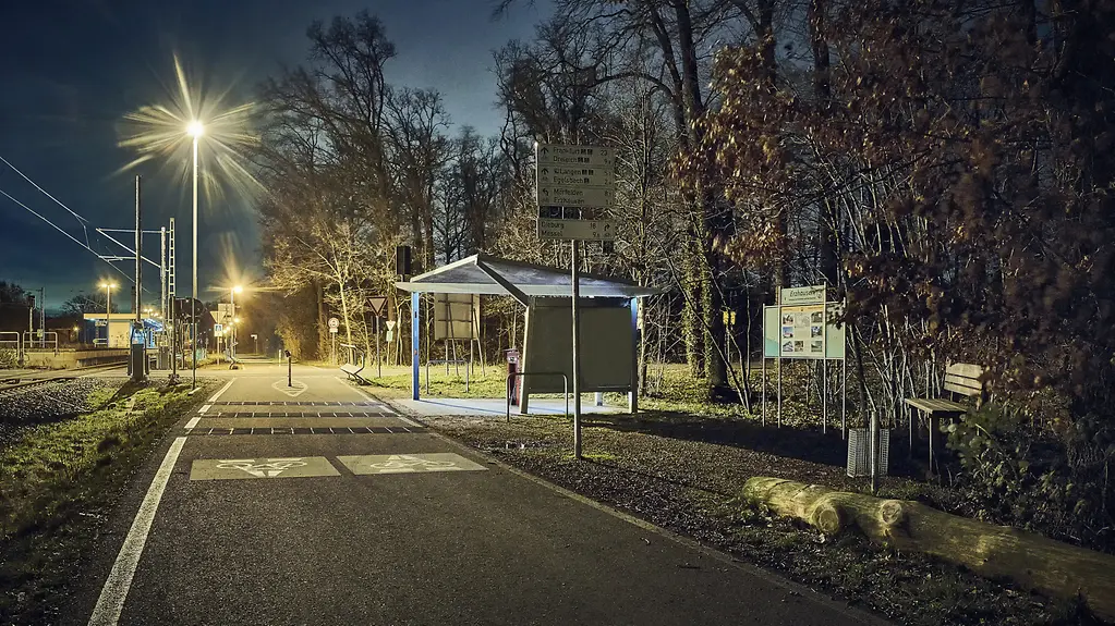 Beleuchtete Fahrradstraße bei Nacht