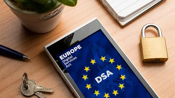 Smartphone mit der Europakarte und Flagge mit dem Text: DSA Digital Services Act.