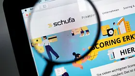 Lupe vergrößert das SCHUFA-Logo