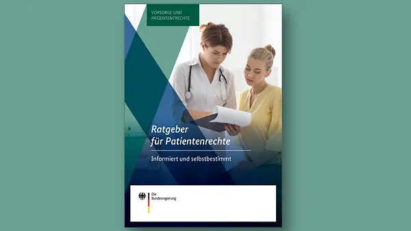 Ärztin zeigt Patienten Unterlagen.