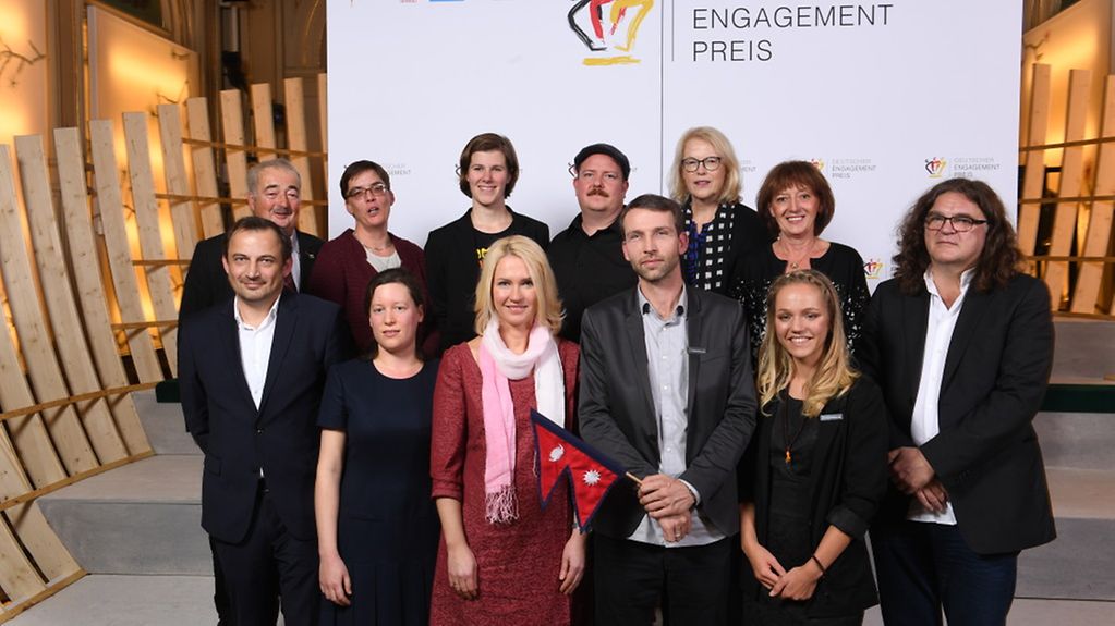 Ministerin Schwesig mit den Preisträgerinnen und Preisträgern des Deutschen Engagementpreises 2016.