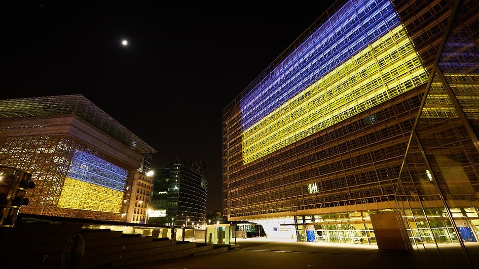 Europa steht zur Ukraine: Das Berlaymont-Gebäude in Brüssel erstrahlt in den Nationalfarben des Landes.