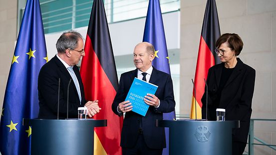 Bundeskanzler Olaf Scholz bei der Übergabe des Gutachtens 2024 der Expertenkommission Forschung und Innovation.
