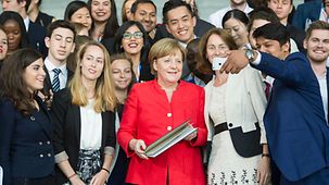 Bundeskanzlerin Angela Merkel (l.) und Bundesfamilienministerin Katarina Barley (SPD) mit Teilnehmern des Y20-Dialogforums mit Jugendlichen (Youth 20) 2017 aus G20-Mitgliedsstaaten im Bundeskanzleramt.