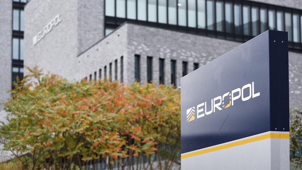 Namenzug Europol vor dem Europol Hauptquartier in Den Haag.