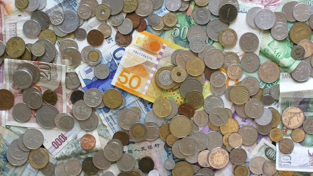 Münzen und Geldscheine aus europäischen Ländern vor der Umstellung auf den Euro.