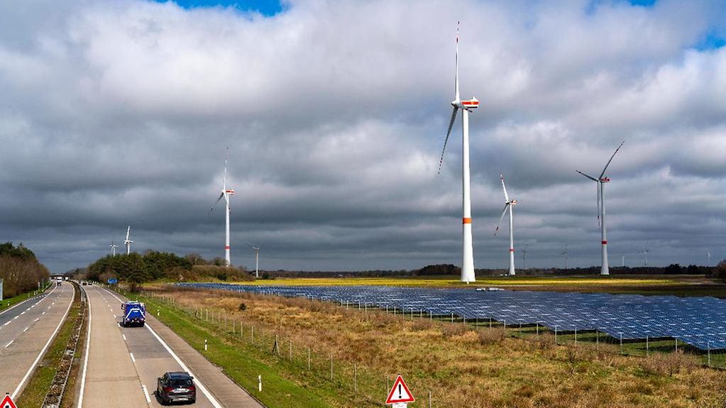 Photovoltaik Kraftwerk und Windkraftanlagen an der Autobahn A27 in Niedersachsen.