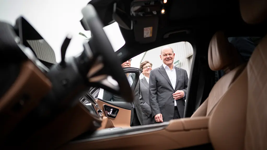Bundeskanzler Olaf Scholz im Mercedes-Werk in Sindelfingen.