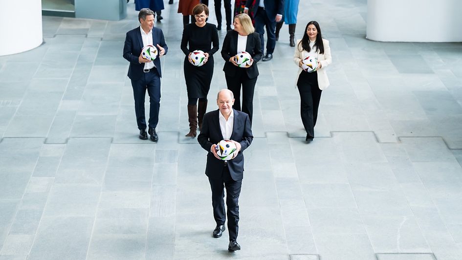Kanzler Scholz und weitere Kabinettsmitglieder mit Bällen der Fußball-EM 2024