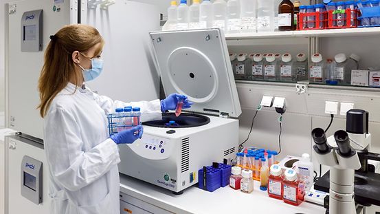 Foto zeigt eine Medizinforscherin im Labor.