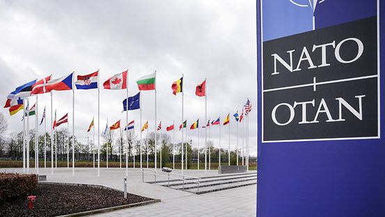 Flaggen der Mitgliedstaaten vor dem Nato-Hauptquartier.