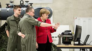 Bundeskanzlerin Angela Merkel beim Besuch des Taktischen Luftwaffengeschwaders 31 in Nörvenich.