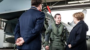 Bundeskanzlerin Angela Merkel beim Besuch des Taktischen Luftwaffengeschwaders 31 in Nörvenich im Gespräch mit einem Piloten.