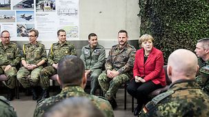 Bundeskanzlerin Angela Merkel beim Besuch des Taktischen Luftwaffengeschwaders 31 in Nörvenich im Gespräch mit den Soldaten und Soldatinnen.
