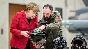 Bundeskanzlerin Angela Merkel beim Besuch des Taktischen Luftwaffengeschwaders 31 in Nörvenich.