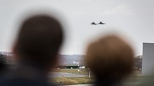 Bundeskanzlerin Angela Merkel verfolgt beim Besuch des Taktischen Luftwaffengeschwaders 31 in Nörvenich eine Flugvorführung des Eurofighters.