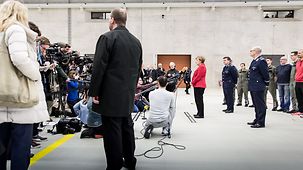 Bundeskanzlerin Angela Merkel gibt nach ihrem Besuch des Taktischen Luftwaffengeschwaders 31 in Nörvenich ein Pressestatement.