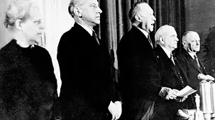 Verkündung des Grundgesetz durch Konrad Adenauer.