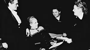 Helene Wessel, Helene Weber, Frieda Nadig, Elisabeth Selbert (von links) – Die „Mütter des Grundgesetzes“ setzen sich unter anderem für die Gleichberechtigung im Grundgesetz ein.