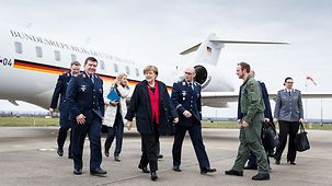 Bundeskanzlerin Angela Merkel bei der Ankunft auf dem Luftwaffenstützpunkt in Nörvenich.