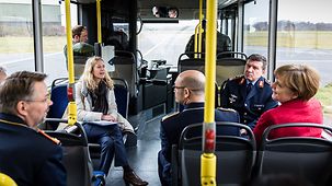 Bundeskanzlerin Angela Merkel fährt im Bus über das Gelände des Taktischen Luftwaffengeschwaders 31 in Nörvenich.