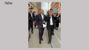 Spaziergang in Shanghai: Professor Siegfried Zhiqiang Wu erklärt dem Kanzler die architektonischen Besonderheiten der Metropole. #China #Shanghai #Bundeskanzler #Kanzler #OlafScholz 