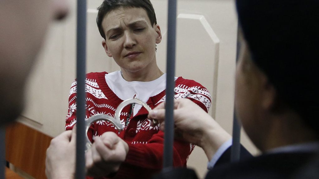 Nadja Sawtschenko im Gerichtssaal hinter Gittern