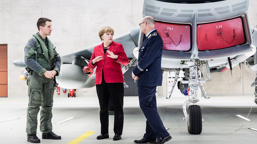 Bundeskanzlerin Angela Merkel im Gespräch mit Oberstleutnant Stefan Kleinheyer.
