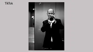 Till Brönner ist Jazzmusiker und Fotograf, der Kanzler liebt Jazz und wird oft fotografiert: