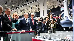 Bundeskanzler Olaf Scholz und Norwegens Ministerpräsident Jonas Gahr Støre auf der Hannover Messe.