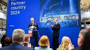 Kanzler Scholz und der norwegische Ministerpräsident Jonas Gahr Støre bei der Hannover Messe,