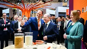 Kanzler Scholz bei der Hannover Messe.