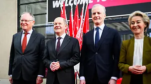 Bundeskanzler Olaf Scholz mit EU-Kommissionspräsidentin Ursula von der Leyen, Norwegens Ministerpräsident Jonas Gahr Støre und Niedersachsens Ministerpräsident Stephan Weil.