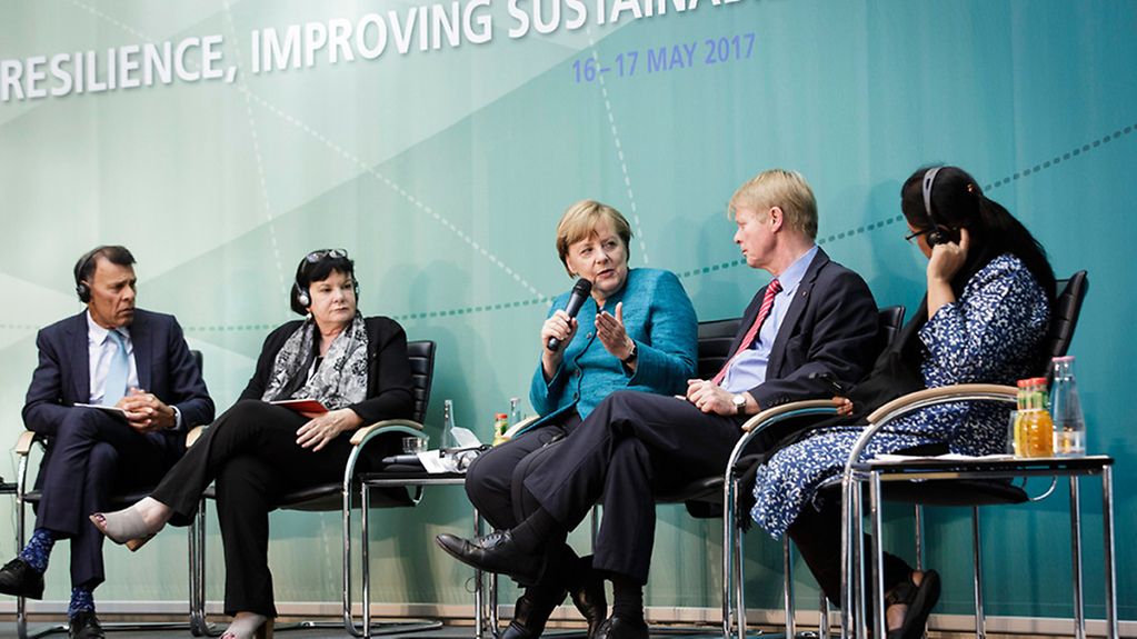 Chancellor Angela Merkel (centre) at the Labour20 summit (with her from left to right Hassan Yussuf, Sharan Burrow, Reiner Hoffmann, Jyotiben Macwan)