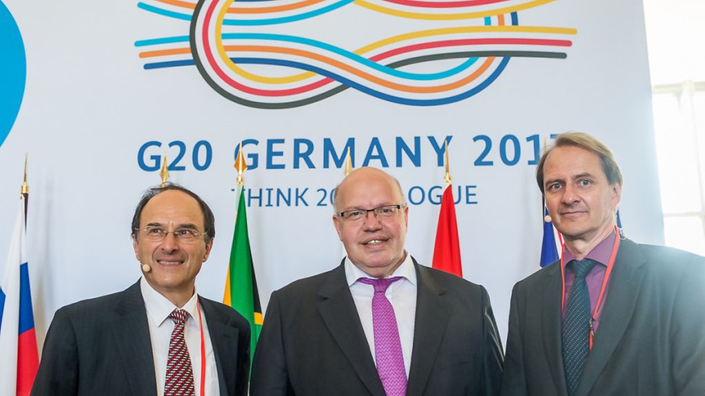 Participants, who represent research institutes and think tanks from the G20 states, presented him with their recommendations, which will also be incorporated into the preparations for the G20 summit to be held on 7 and 8 July in Hamburg.