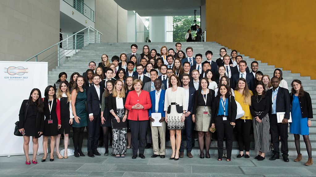 A group photo with Chancellor Angela Merkel, Federal Minister for Family Affairs Katarina Barley and the young people attending the Y20 (Youth 20) summit 2017 at the Federal Chancellery