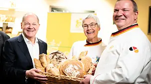 Bundeskanzler Scholz mit Christa Lutum und Roland Ermer