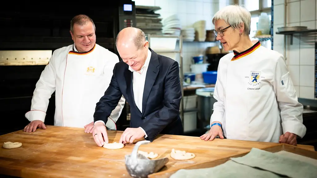 Bundeskanzler Scholz rollt in der Bäckerei SoLuna Brezeln