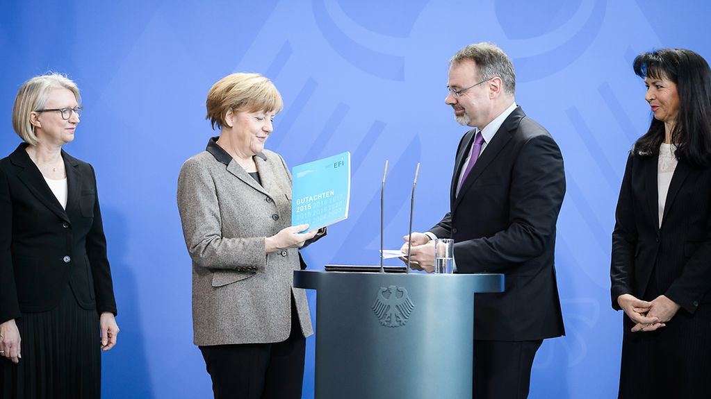 Bundeskanzlerin Angela Merkel bekommt das Gutachten der Expertenkommission 'Forschung und Innovation' (EFI) 2015.