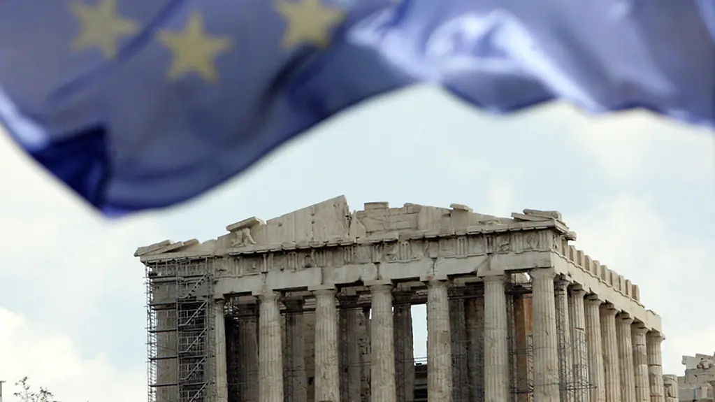 Europafahne weht vor der Akropolis in Athen