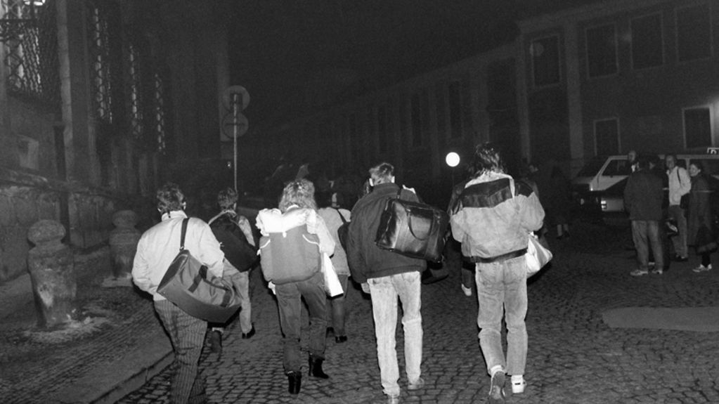DDR-Flüchtlinge auf dem Weg zur Botschaft der Bundesrepublik in Prag. -Foto vom 02./03.11.1989.