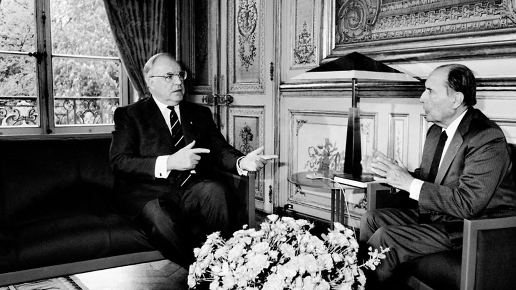 Bundeskanzler Helmut Kohl im Gespräch mit dem französischen Staatspräsidenten Francois Mitterrand in Paris.