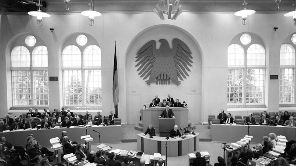 Blick in den Plenarsaal des Deutschen Bundestages (Altes Wasserwerk) während der Rede von Bundeskanzler Dr. Helmut Kohl zur Deutschlandpolitik.